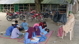 দুর্গন্ধে শ্রেণিকক্ষে টেকা দায়, বাইরে চলছে পাঠদান