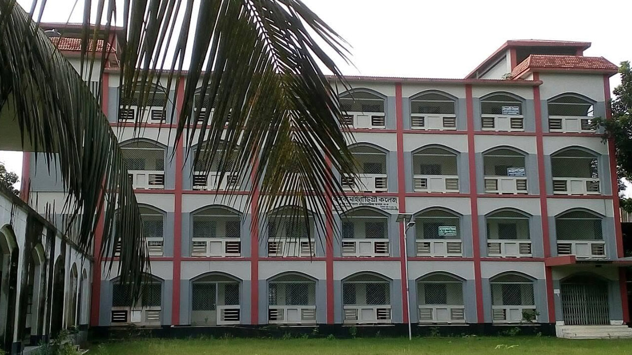 নকল পৌঁছে দিতেই ক্যামেরায় ধরা, মাদ্রাসা শিক্ষকের কারাদণ্ড