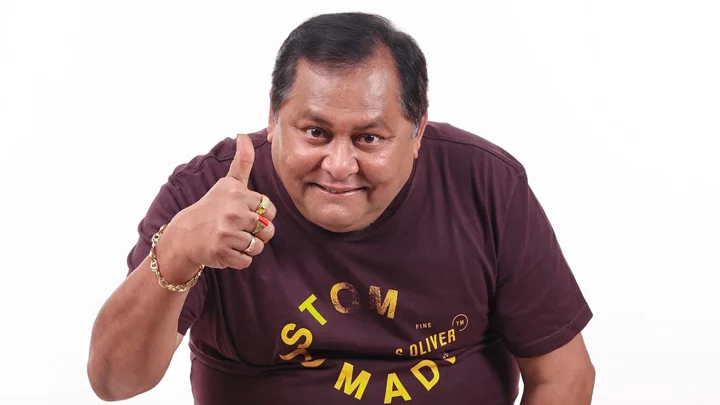 বিধ্বস্ত নেপাল থেকে ফিরলেন খরাজ
