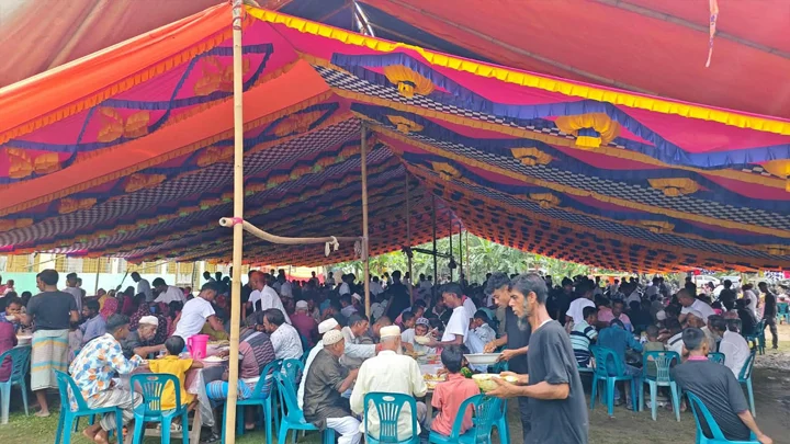 জীবত অবস্থায় ‘চল্লিশা’, ৫ হাজার মানুষকে খাওয়ালেন রফিকুল
