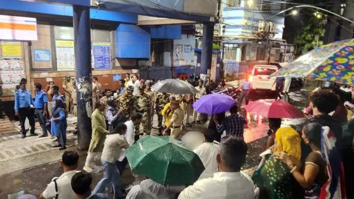 কলকাতার পূজামণ্ডপে পদদলিত শতাধিক, নিহত ১৭