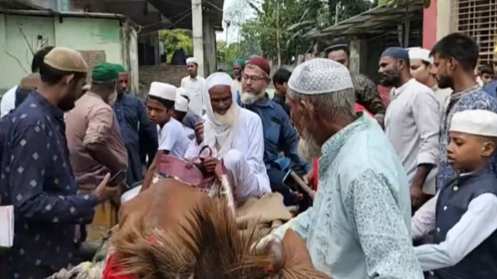 ৪০ বছরের দায়িত্ব শেষে ঘোড়ার গাড়িতে বাড়ি ফিরলেন মুয়াজ্জিন