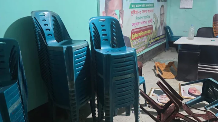 কুষ্টিয়ায় জয় বাংলা স্লোগান দিয়ে বিএনপি অফিসে হামলা ভাঙচুর