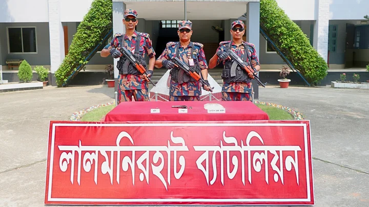 পলিথিনে মিলল পিস্তল, গুলি ও কোটি টাকার ‘আইস’
