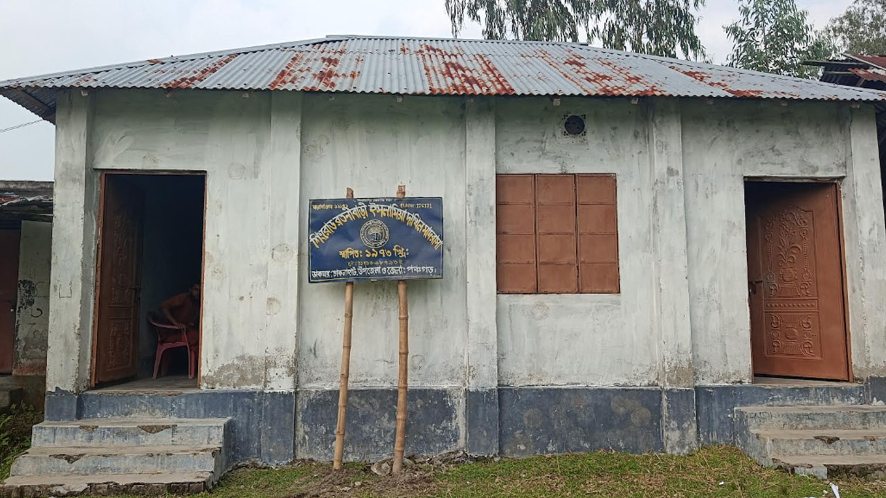শিংরোড রতনীবাড়ী ইসলামিয়া দাখিল মাদ্রাসা। ছবি: এশিয়া পোস্ট