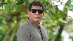 আভিজাত্য প্রকাশ পায় পোশাকে নয়, ব্যক্তিত্বে: মোশাররফ করিম
