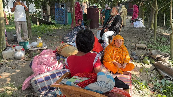 ‘কিছু বুঝে ওঠার আগেই বাড়িটি নদীতে চলে যায়’