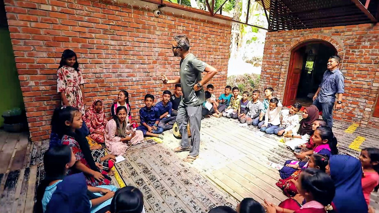 সুবিধাবঞ্চিত মানুষের জন্য বানানো পাঠাগার। ছবি : এশিয়া পোস্ট