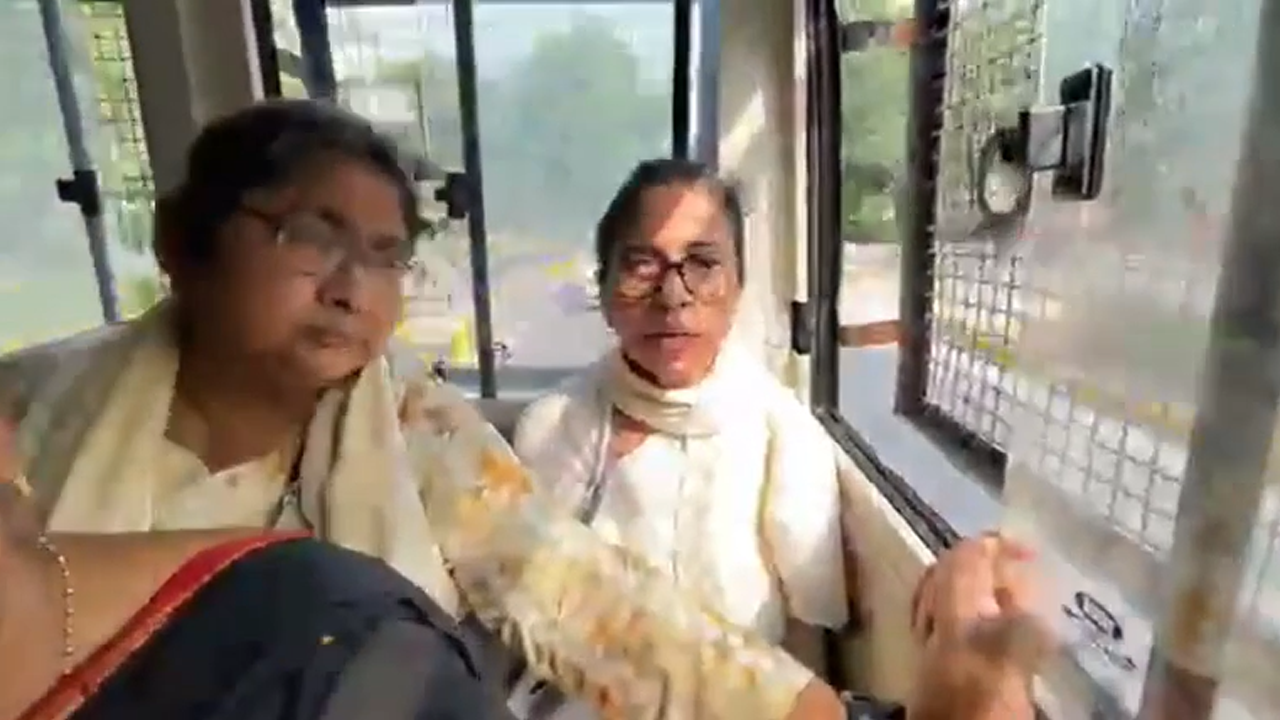 দিল্লিতে পশ্চিমবঙ্গের সাবেক মুখ্যমন্ত্রী মমতা বন্দ্যোপাধ্যায় আটক