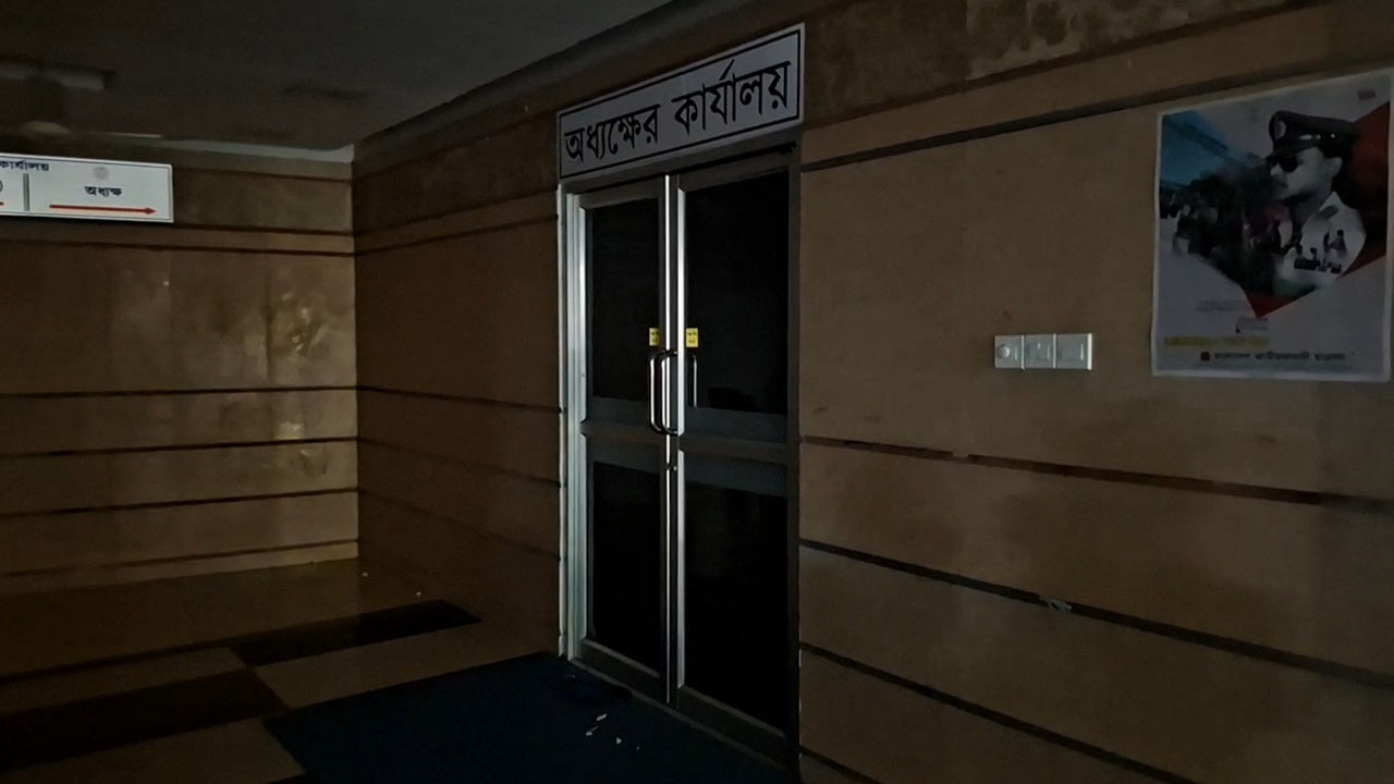 বন্ধ অধ্যক্ষের কার্যালয়। ছবি : এশিয়া পোস্ট