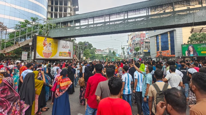 মিরপুরে পোশাকশ্রমিকদের বিক্ষোভ, সড়কে তীব্র যানজট