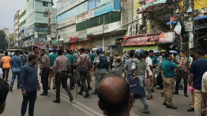 মিরপুরে শ্রমিকদের সঙ্গে পুলিশের পাল্টাপাল্টি ধাওয়া