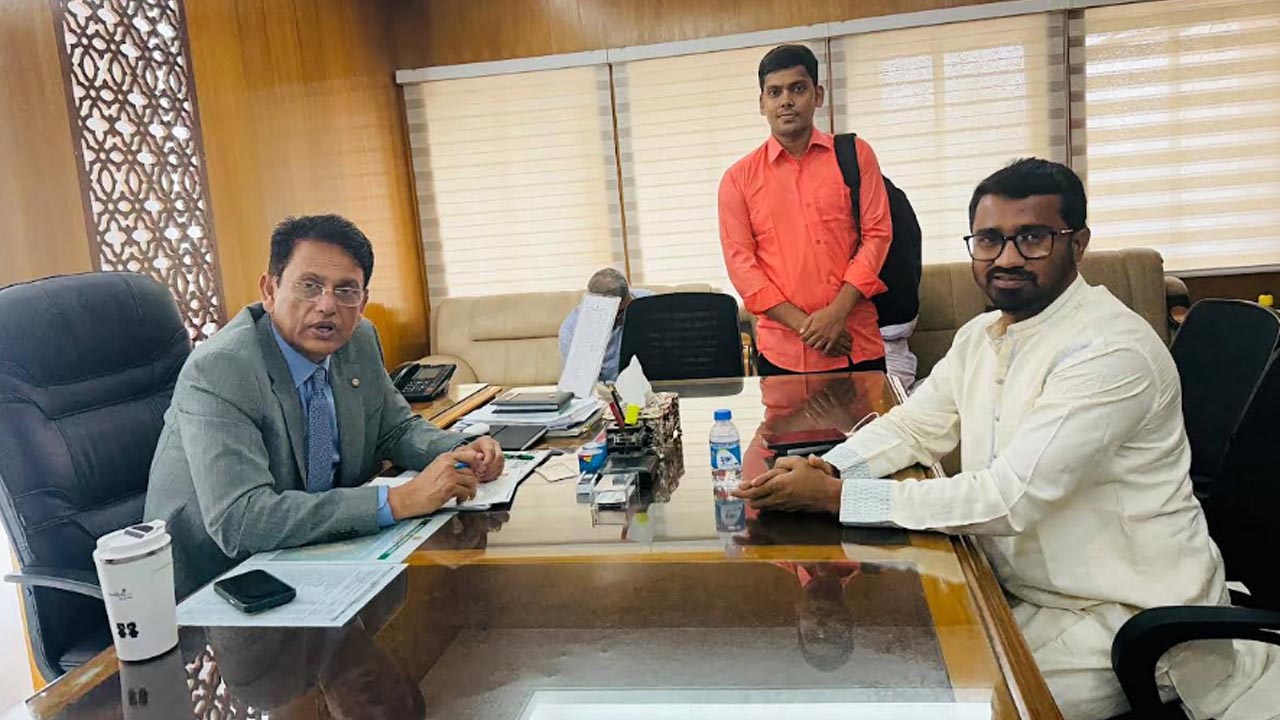 শিক্ষামন্ত্রীর সঙ্গে সাক্ষাতে মো. রাশেদ খাঁন ও  মিশন আচার্য। ছবি : ফেসবুক থেকে পাওয়া