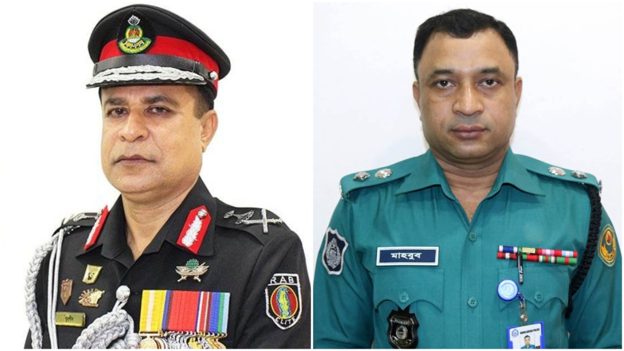 বাঁয়ে রাজশাহী রেঞ্জের তৎকালীন ডিআইজি খুরশিদ হোসেন ও ডানে অতিরিক্ত পুলিশ সুপার মাহবুব আলম। ছবি: পুলিশ সূত্রে সংগৃহীত