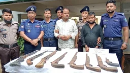 অটোরিকশা থামাতেই দুজনের দৌড়, ট্রাভেল ব্যাগে মিলল ৮ অস্ত্র