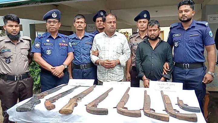 অটোরিকশা থামাতেই দুজনের দৌড়, ট্রাভেল ব্যাগে মিলল ৮ অস্ত্র