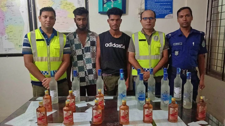 ভারতীয় মদসহ দুই যুবক আটক