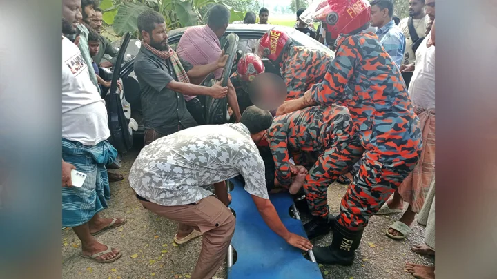 প্রাইভেটকার নিয়ন্ত্রণ হারিয়ে গাছে ধাক্কা, শিশু নিহত