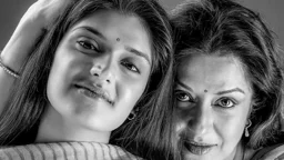 ‘প্রেমিক থাকতেই পারে, তবে বিয়ে নয়’: মেয়েকে মৌসুমীর পরামর্শ