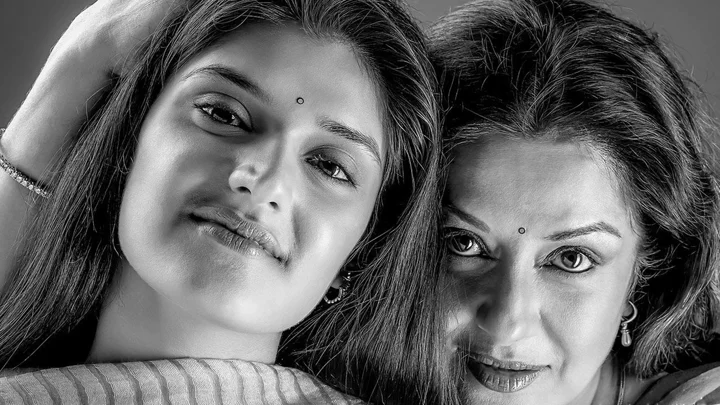 ‘প্রেমিক থাকতেই পারে, তবে বিয়ে নয়’: মেয়েকে মৌসুমীর পরামর্শ