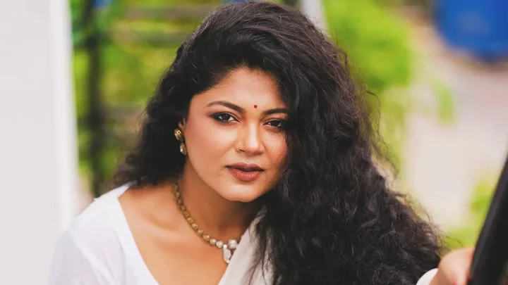 শিল্পী হয়ে মানুষকে দল দিয়ে বিচার করছি: মৌসুমী হামিদ