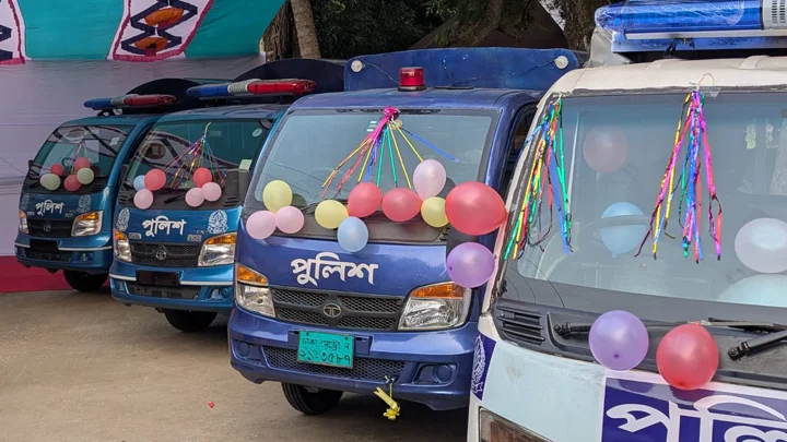 দুই থানায় ৬ পিকআপ উপহার, অর্থায়নে এমপি ও বিএনপি নেতারা