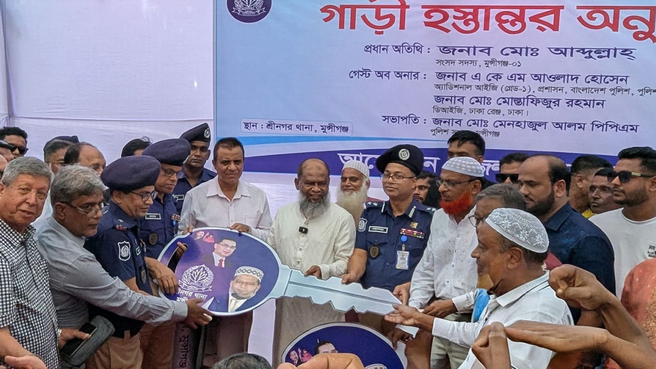 মুন্সীগঞ্জ-১ আসনের সংসদ সদস্য শেখ মো. আব্দুল্লাহ পিকআপ ভ্যানগুলোর চাবি হস্তান্তর করেন। ছবি : এশিয়া পোস্ট