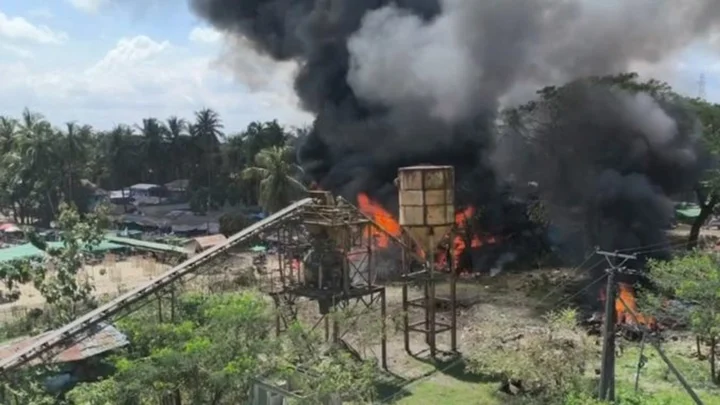বাংলাদেশের সীমান্তের কাছে বিমান হামলা, নিহত ৫০