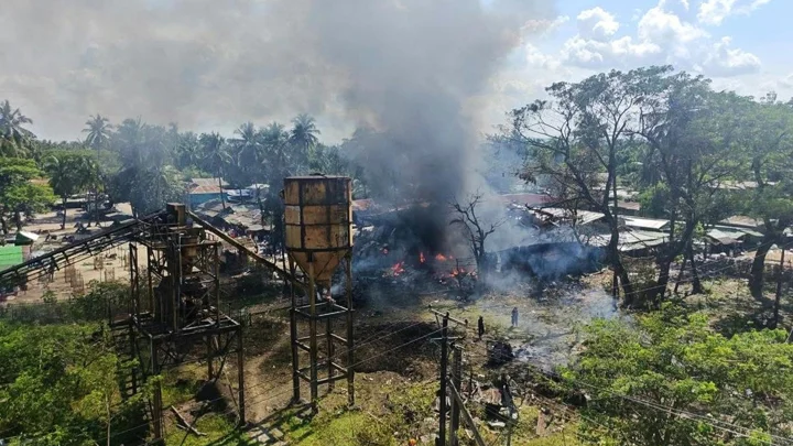 মিয়ানমারের রাখাইনে বিমান হামলা, নিহত ৩৩
