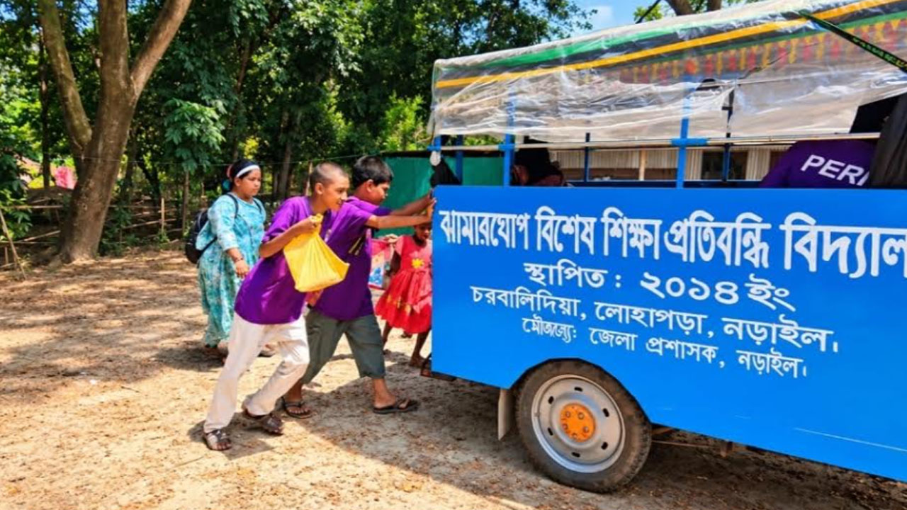 শিক্ষার্থীদের আনা-নেওয়ার জন্য ঝামারঘোপ বিশেষ শিক্ষা প্রতিবন্ধী বিদ্যালয়ের নিজস্ব পরিবহনব্যবস্থা। ছবি:এশিয়া পোস্ট