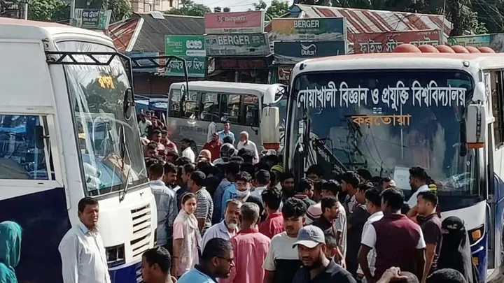 নোবিপ্রবির বাসে হামলায় মামলা, গ্রেপ্তার ২