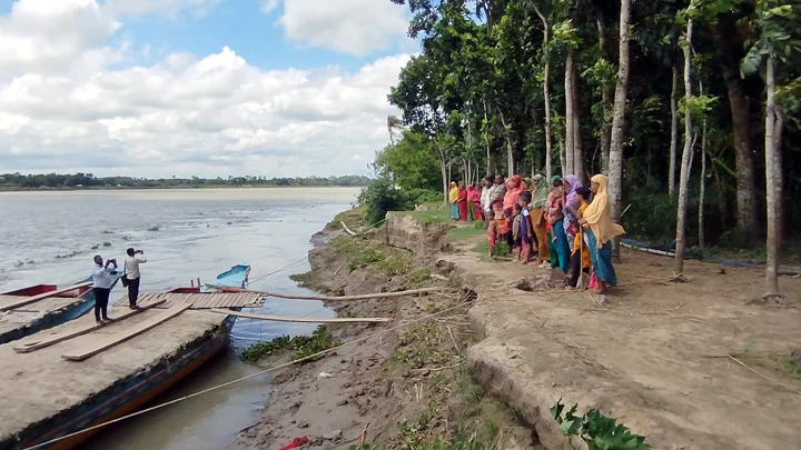 ঘুম ভাঙে নদীর শব্দে, সকাল হয় নতুন আতঙ্কে