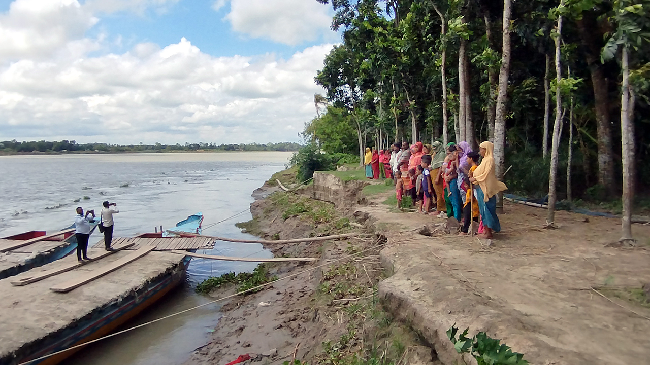 ঘুম ভাঙে নদীর শব্দে, সকাল হয় নতুন আতঙ্কে