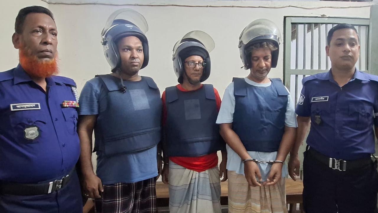 ‘জয় বাংলা’ স্লোগানের পর আইভীর আইনজীবীসহ তিনজন গ্রেপ্তার 