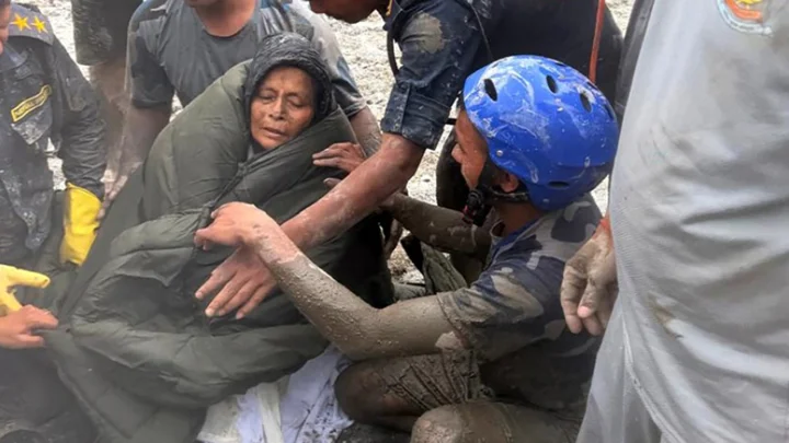 ধ্বংসস্তূপের নিচ থেকে ১০ দিন পর জীবিত উদ্ধার নেপালি নারী