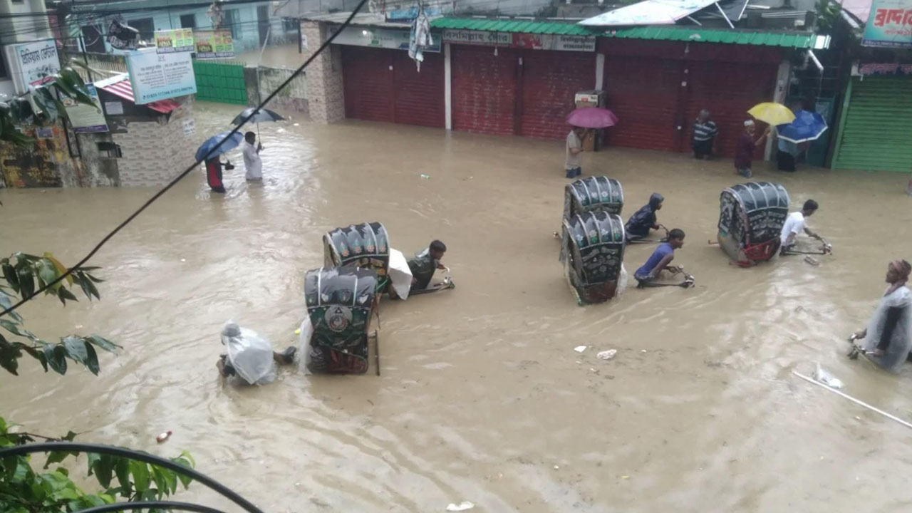 চট্টগ্রাম নগরে জলাবদ্ধতা কমলেও উপজেলাতে বন্যার অবনতি