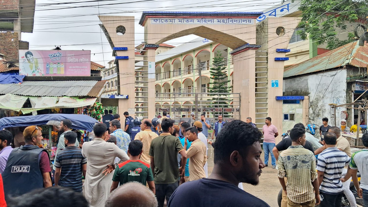 ভোলায় পরীক্ষায় নকল করতে না পেরে কেন্দ্র ভাঙচুর