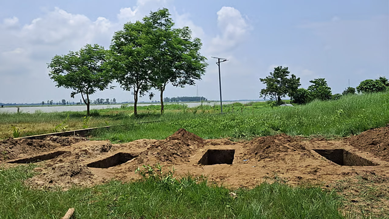 কুমিল্লার হোমনা উপজেলার লটিয়া গ্রামে মা ও তিন মেয়েকে দাফনের জন্য পাশাপাশি খোঁড়া হয় চারটি কবর। ছবি : সংগৃহীত