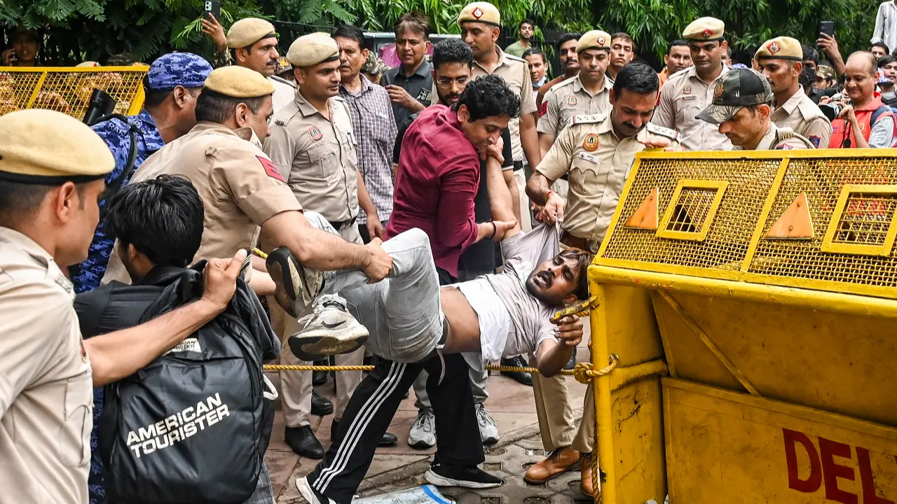 শিক্ষার্থীদের ৩ দাবিই যৌক্তিক, শিক্ষামন্ত্রীর পদত্যাগ চান রাহুল গান্ধী