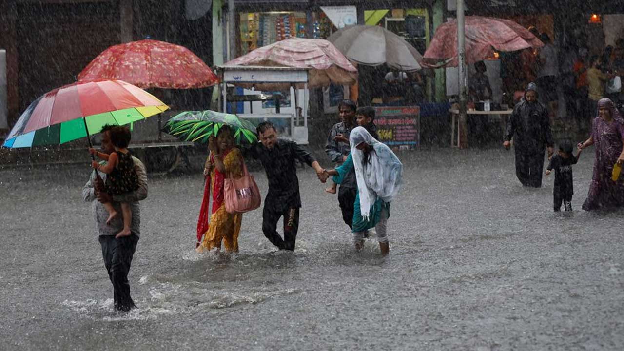 আজও বজ্রসহ অতিভারী বৃষ্টির শঙ্কা