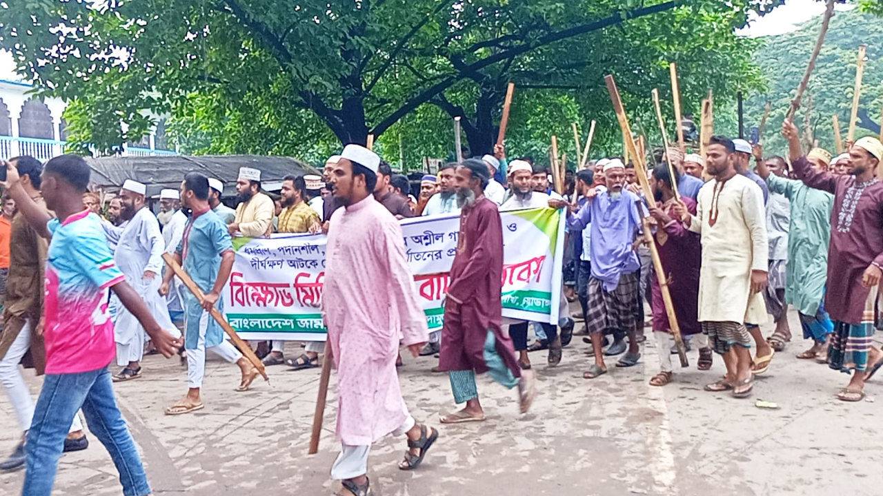 পরিস্থিতি উত্তপ্ত হয়ে উঠলে জামায়াতের নেতাকর্মীরা লাঠিসোঁটা নিয়ে বিক্ষোভ মিছিল করেন। ছবি: এশিয়া পোস্ট