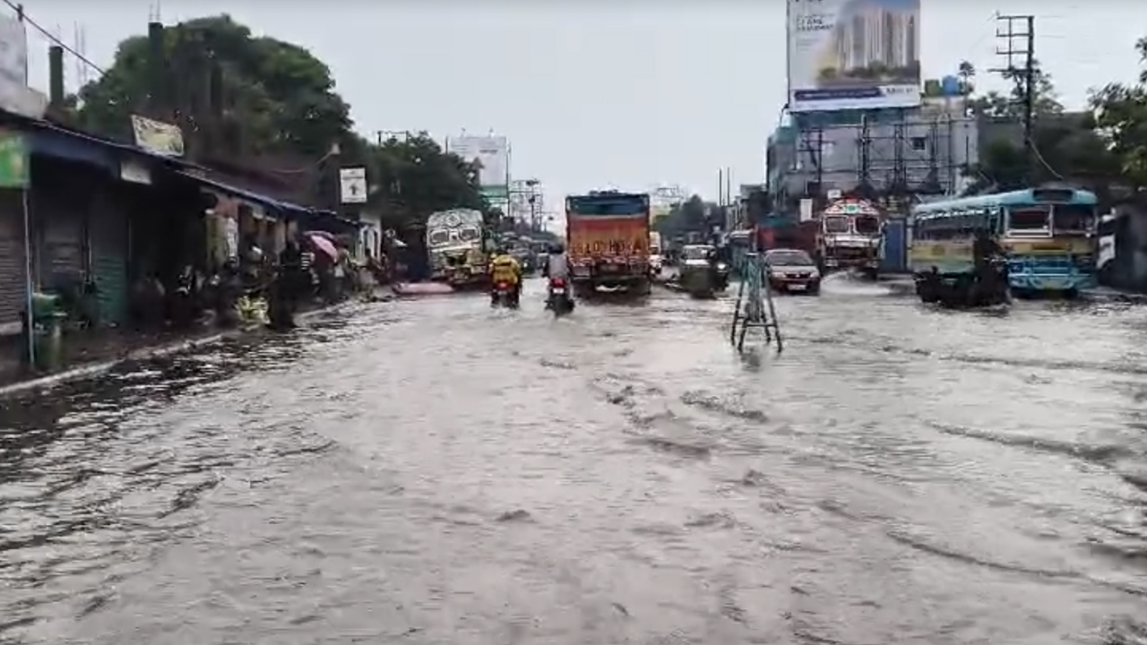 টানা বৃষ্টির পানিতে ভাসছে কলকাতা