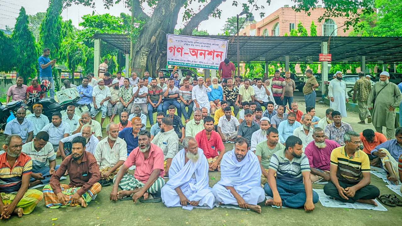 রংপুরে আলুর হিমাগারের ভাড়া কমানোর দাবিতে গণ-অনশন