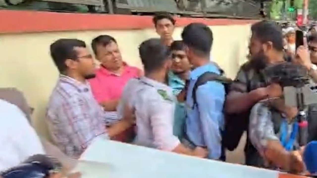 শিক্ষার্থীদের হামলার শিকার স্টার নিউজের সাংবাদিক
