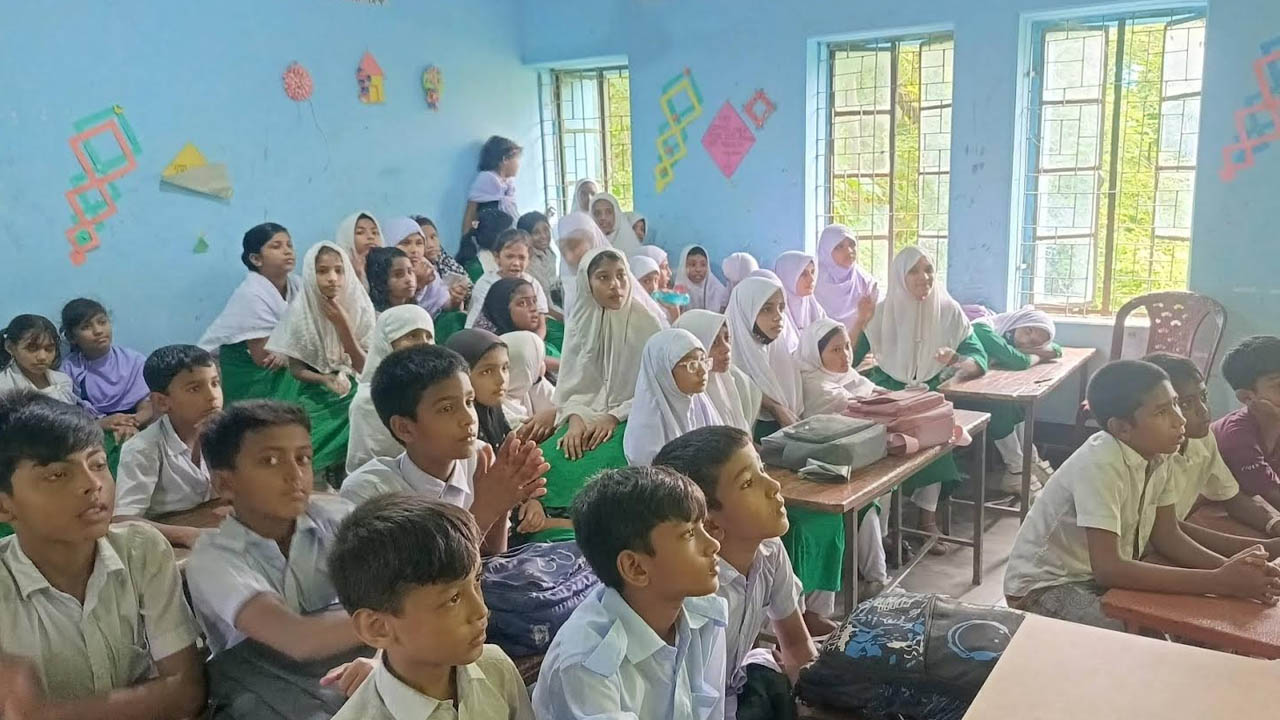 চাঁপাইনবাবগঞ্জে প্রাথমিকে বাধ্যতামূলক হচ্ছে ‘রিডিং ক্লাব’