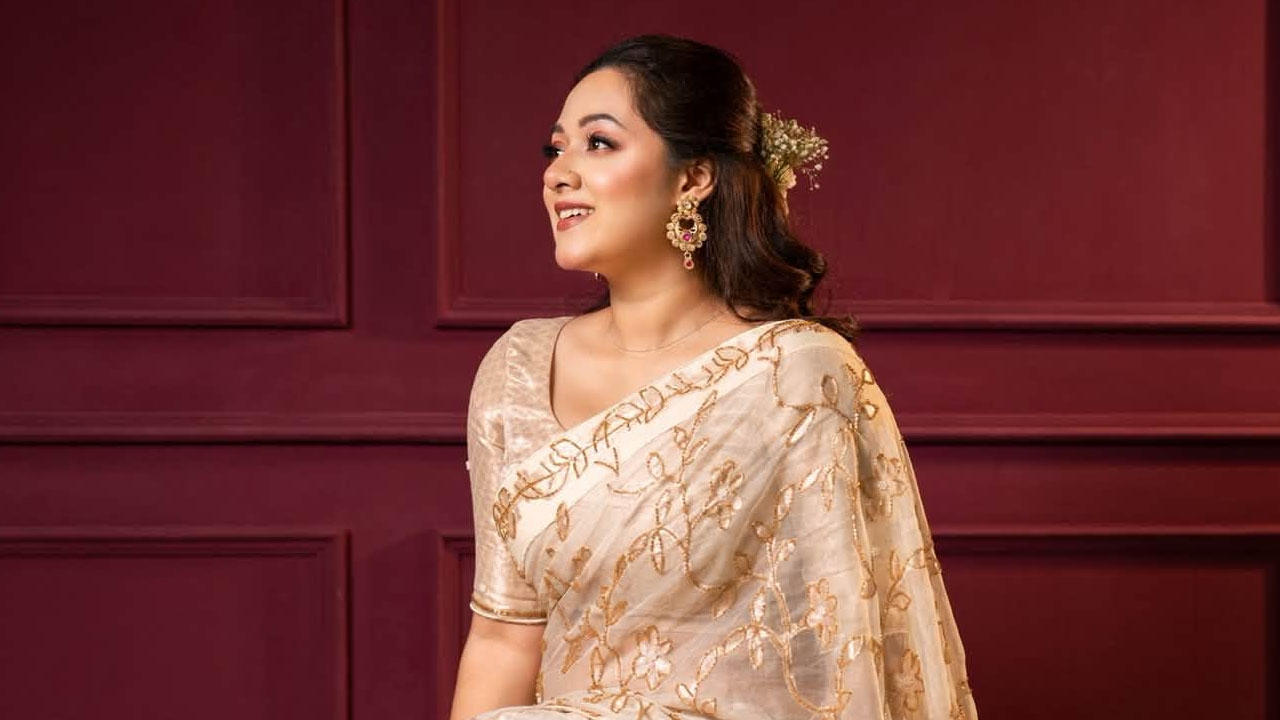 দিঘির সোনালি শাড়িতে ফটোশুট