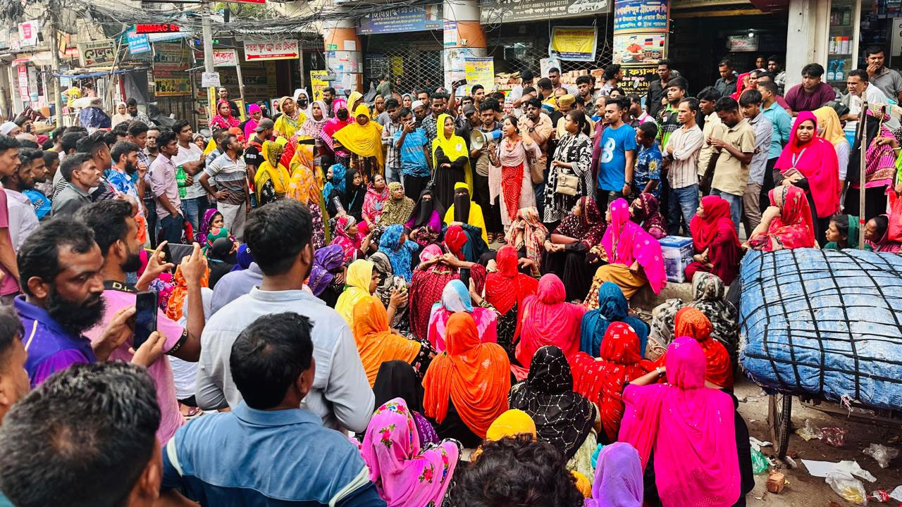 বকেয়া বেতনের দাবিতে উত্তরায় পোশাক শ্রমিকদের বিক্ষোভ
