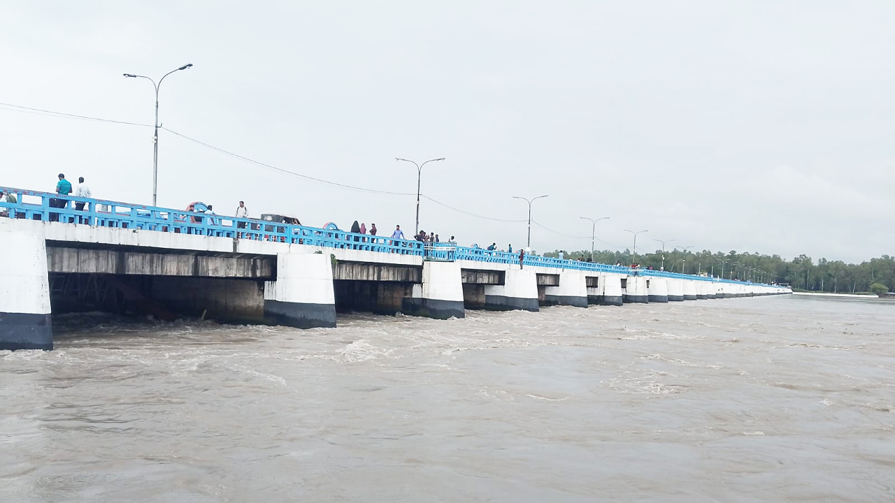 বিপৎসীমার ওপর দিয়ে বইছে তিস্তার পানি