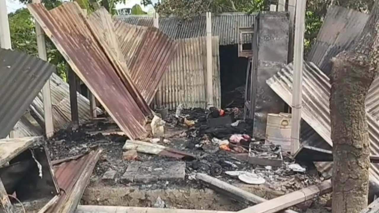 স্কুলছাত্রীকে ধর্ষণ দাবিতে মামলা, অভিযুক্তদের বাড়িতে অগ্নিসংযোগ-ভাঙচুর