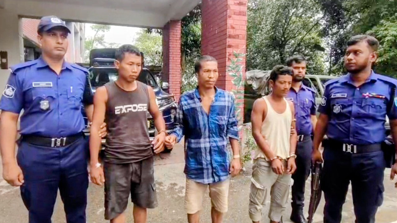 অস্ত্র-গোলাবারুদসহ ধরা পড়ল ইউপিডিএফের তিন সদস্য